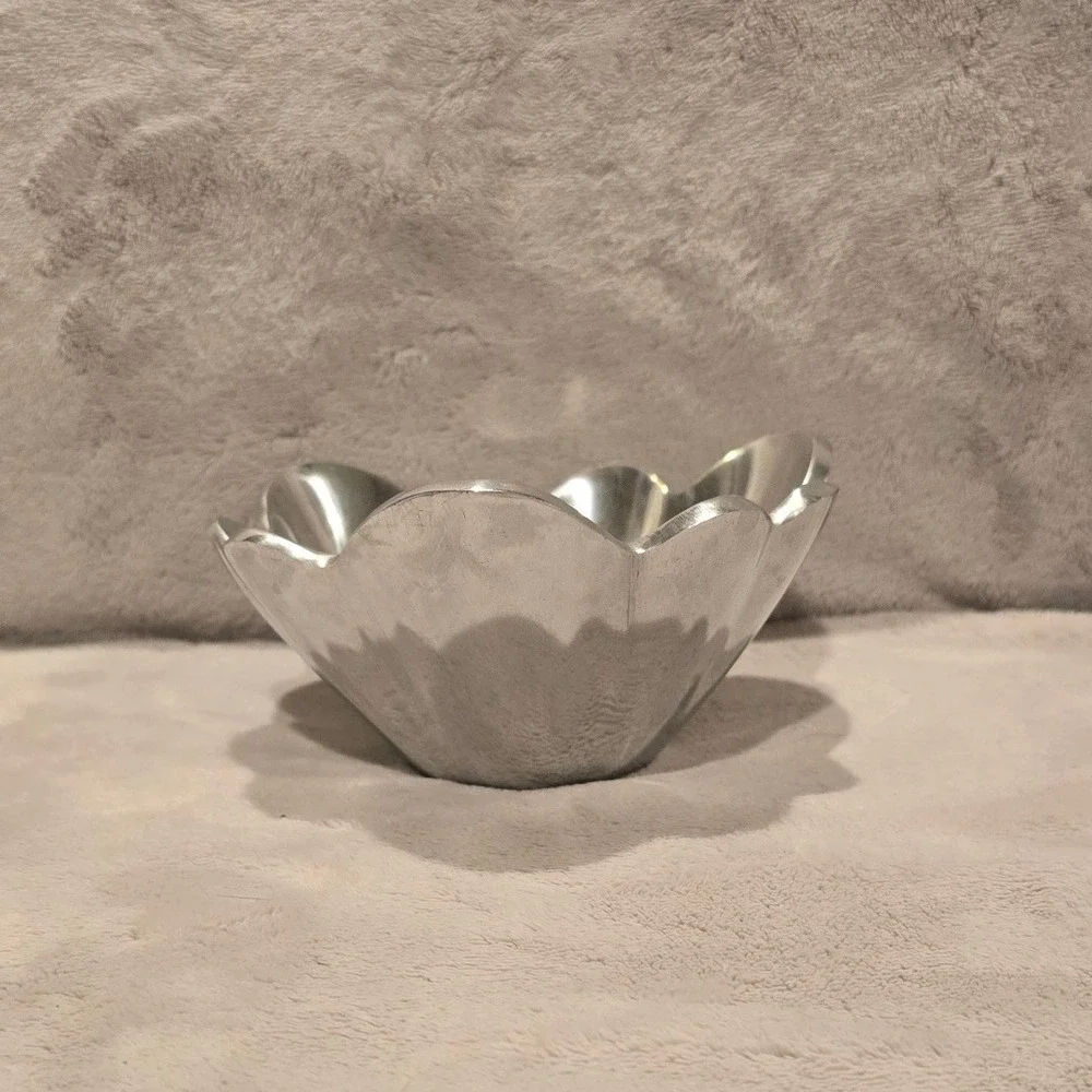 IHI Silver Aluminum Scalloped Flower Decorative Serving Bowl Made in India